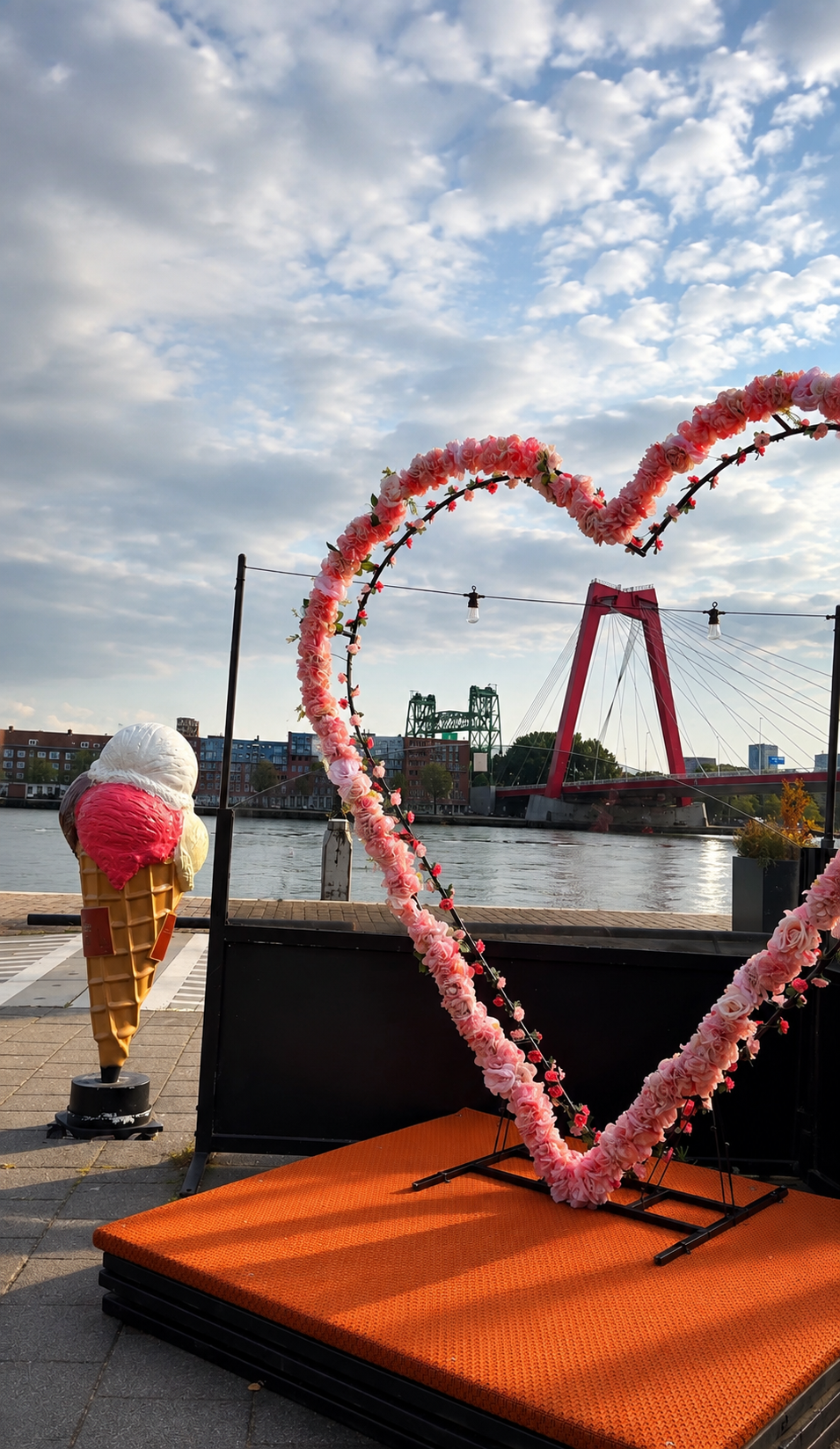 Terras van DOSE met hartvormige bloemenboog