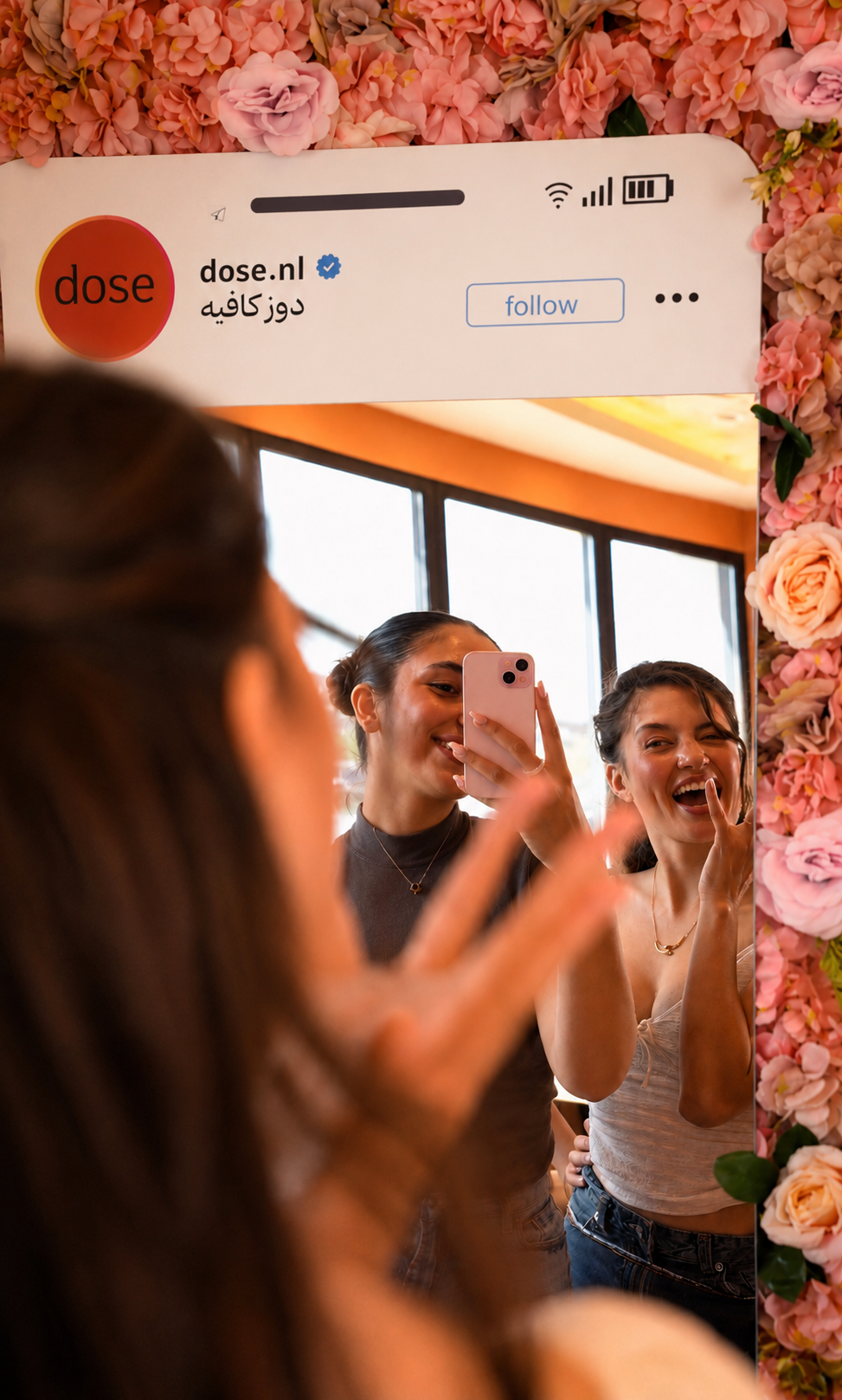 Gasten maken een selfie in de Instagram spiegel van DOSE
